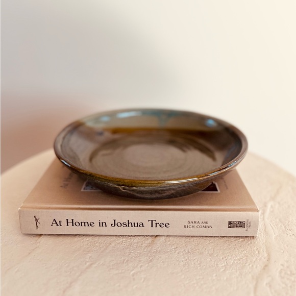 GORGEOUS HANDMADE PIECE OF POTTERY NEUTRAL ORGANIC COLOURS OF AZURE BLUE/BROWNS - Picture 2 of 7